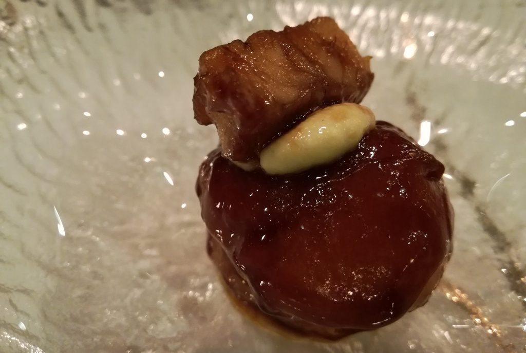 Uno de los platos con anguila de Begoña Rodrigo: lionesa de huevo frito y anguila ahumada . Foto J. T.