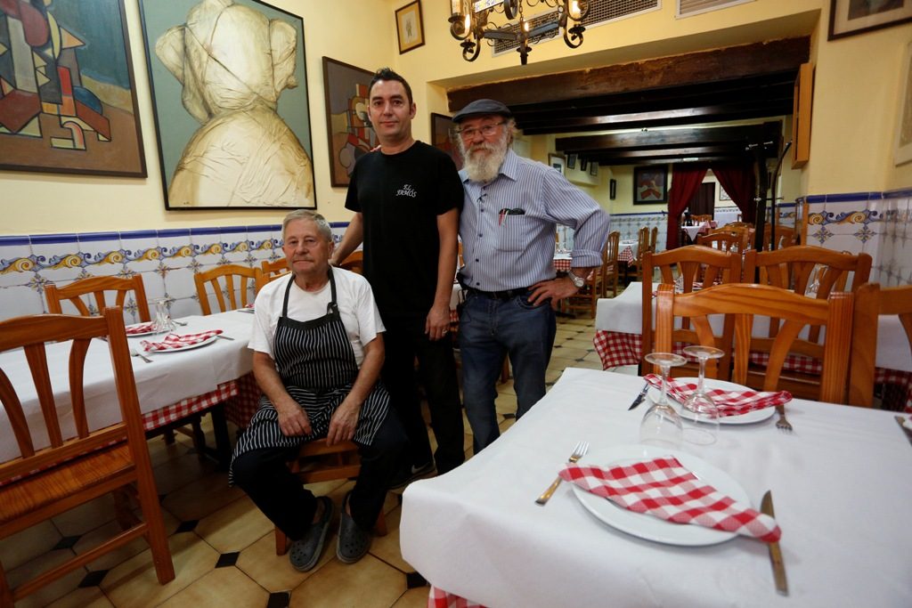Los dos hermanos Navarro y el hijo de Vicente. Casa El Famós. Fotografía de Jesús Signes.
