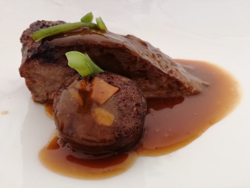 Carrillera estofada con palo cortado, puré de patatas y jengibre con su propia morcilla de atún y cebolla.
