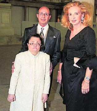 Roseta y Alfredo Esteve con Mayrén Beneyto, anoche. / Juan J. Monzó