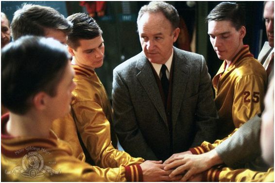 Norman Dale se gana a sus muchachos con su defensa del equipo.