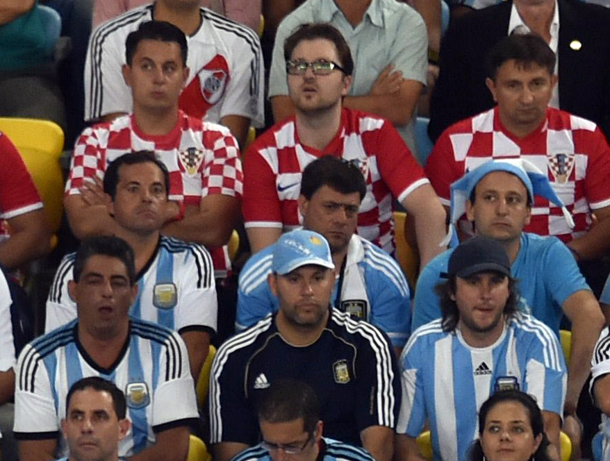 Aficionados argentinos y bosnios, con cara de aburrimiento durante el partido entre sus selecciones. / Afp