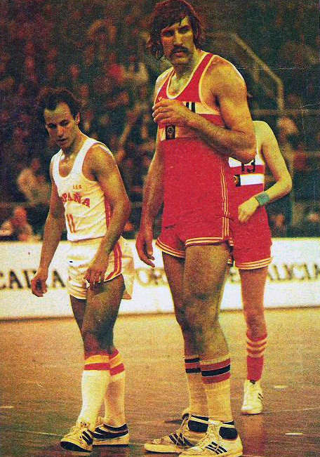 Vladimir Tkachenko, junto a Corbalán, en un partido con la URSS contra el Real Madrid.