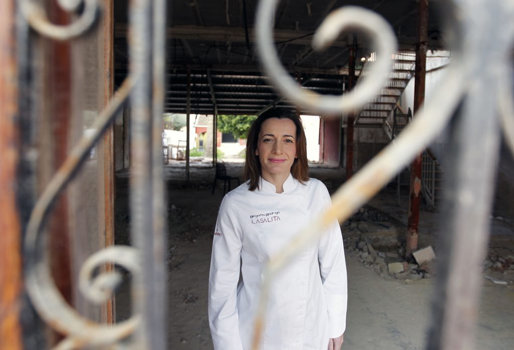 DOCU_LP Begoña Rodrigo, cocinera de La Salita, en el local de la playa de la Patacona donde va a montar un nuevo restaurante.