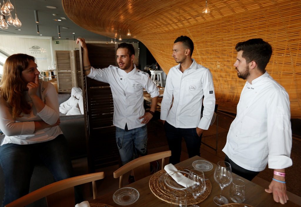 Junior, junto a compañeros (María josé Martínez, Pablo Ministro y Sergi Peris) en un reportaje sobre jóvenes promesas. Foto de Jesús Signes.