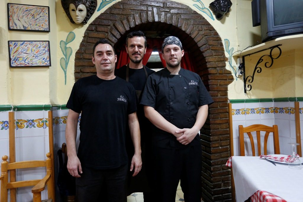El equipo de cocina. Historias con Delantal. Casa El Famós. Fotografía de Jesús Signes.