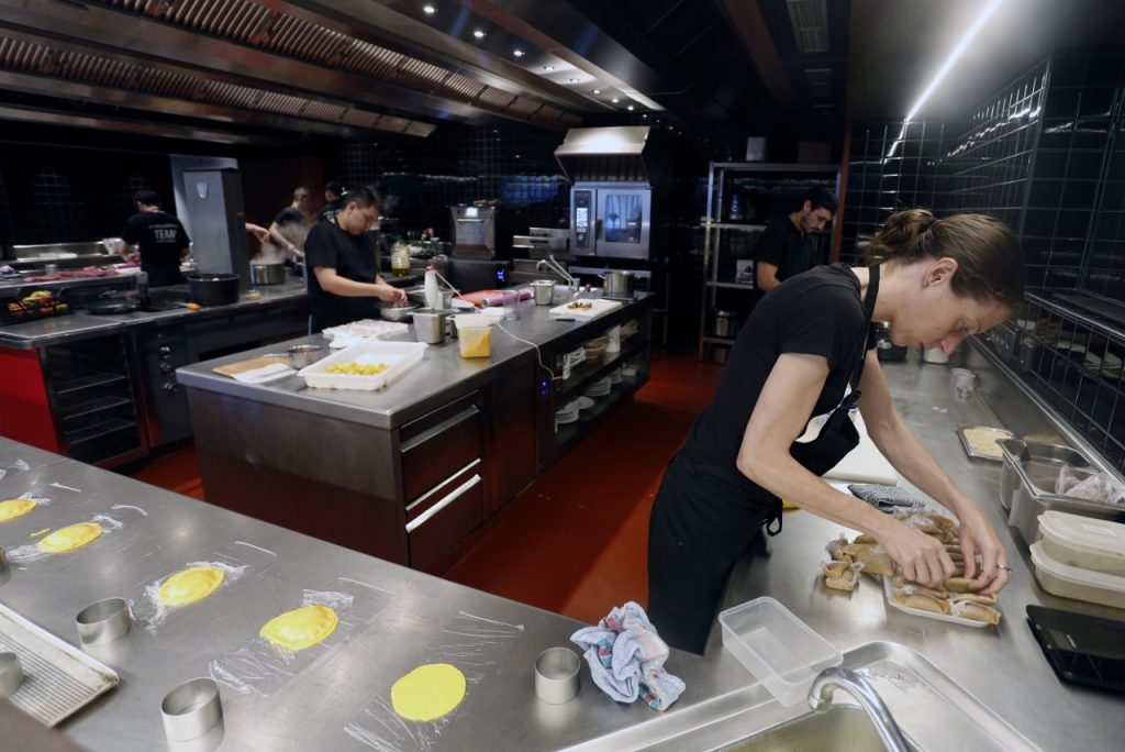 Ricard Camarena en su restaurante de Bombas Gens. Fotografía de Jesus Signes.