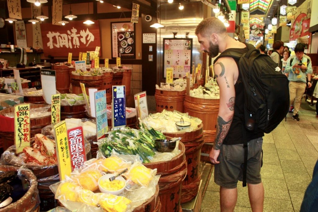 Diego recorriendo el mercado de Kyoto. Imagen cortesía de Momiji.