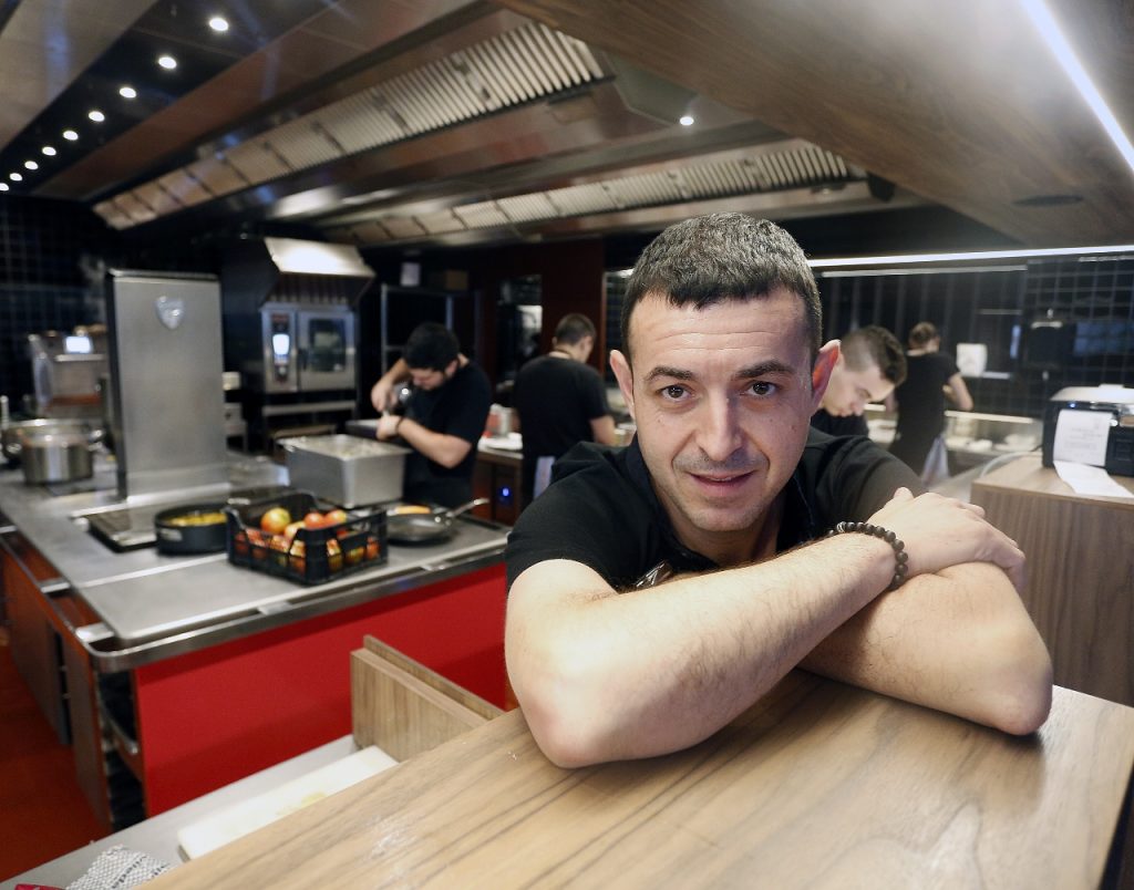 Ricard Camarena en su restaurante de Bombas Gens. Fotografía de Jesus Signes.