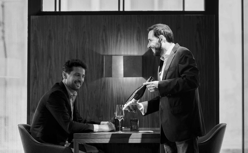 Imagen de Banzai Foto, cortesía de Murri, en la que aparece David Rabasa ofreciendo uno de sus líquidos mágicos. 