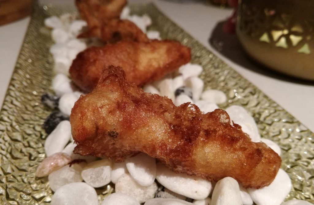 Las aletas y las huevas en tempura, que se acompañando e una mahonesa muy ligera 