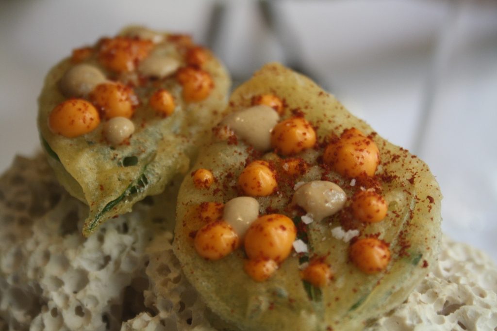 Su hoja de albahaca frita. Un espectáculo.