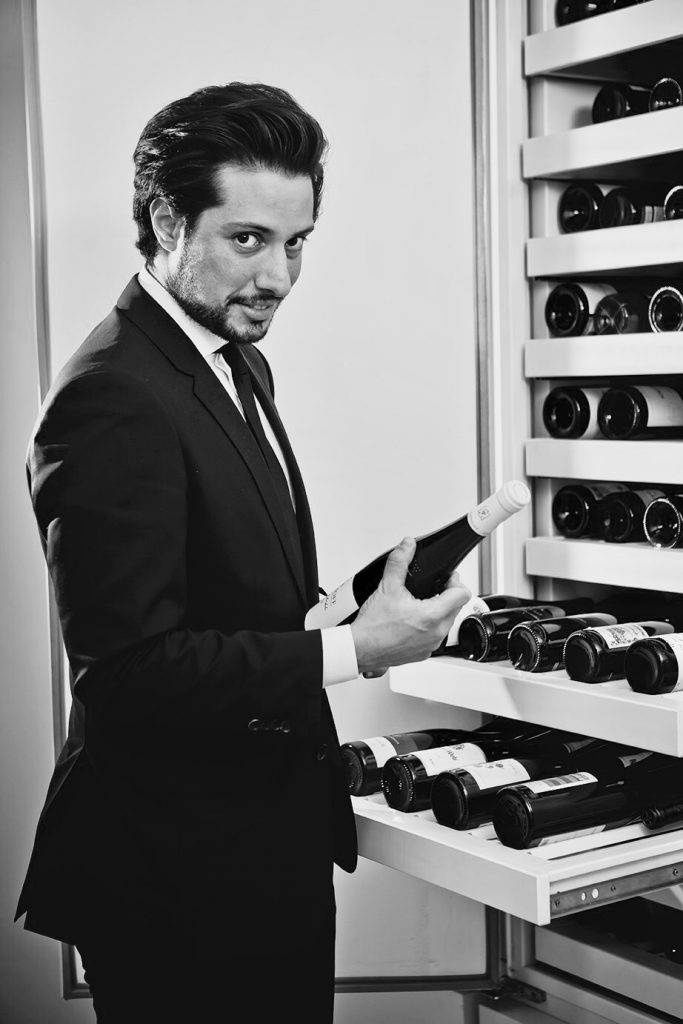 Imagen cedida por Nerua. Ismael con una de sus botellas.