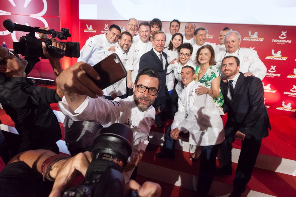 GRAF4329. GUÍA DE ISORA (TENERIFE), 22/11/2017.- Los cocineros con tres estrellas se hacen un selfie con el presidente del Cabildo de Tenerife, Carlos Alonso (d) y el director internacional de la Guia Michelín, Michael Ellis (c), durante la gala para España y Portugal celebrada en el hotel Abama de Guía de Isora, en Tenerife.EFE/Ramón de la Rocha.