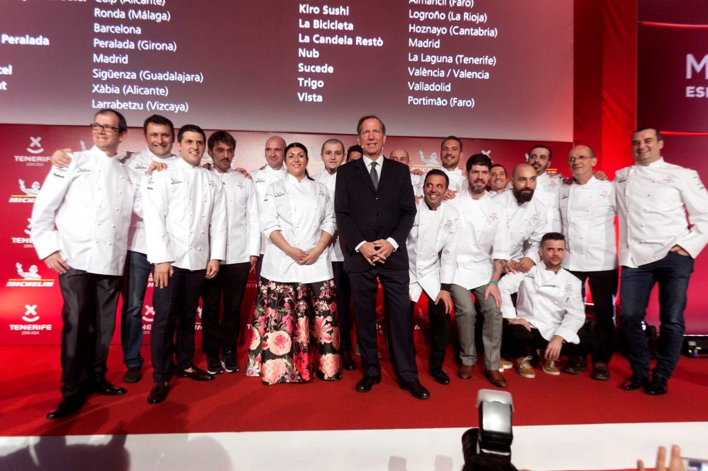GRAF4336. GUÍA DE ISORA (TENERIFE), 22/11/2017.- El director internacional de la Guia Michelín, Michael Ellis (c), acompañado por los cocineros con una estrella Michelin durante la gala para España y Portugal celebrada en el hotel Abama de Guía de Isora, en Tenerife.EFE/Ramón de la Rocha.