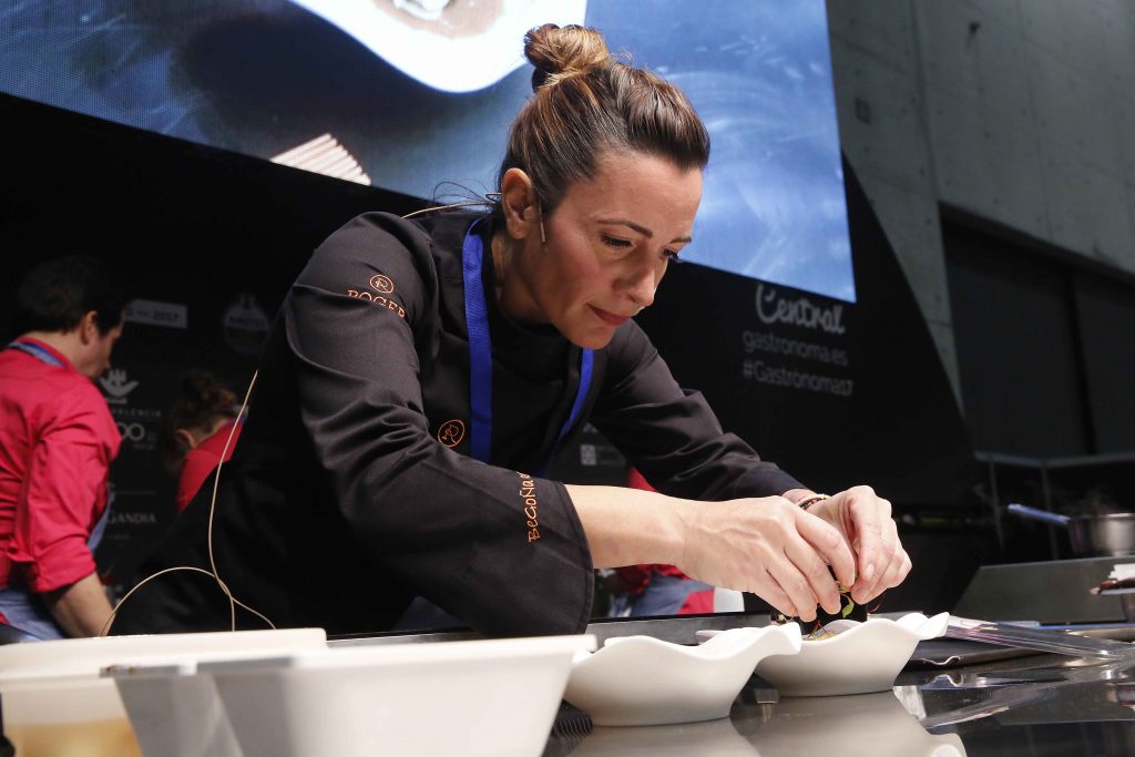 Begoña Rodrigo preparando alguno de los pases. Foto Alberto Sáiz/ Gastrónoma