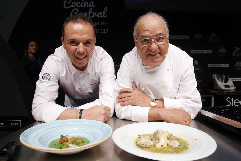 Fotón de Alberto Sáiz para Gastrónoma con Manuel Alonso y su padre, ante el plato de rape con almejas que elaboró cada uno a su manera.