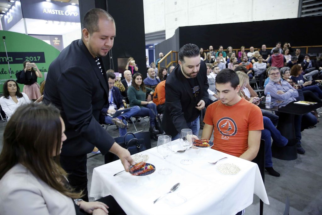 Parte del equipo de Begoña sirviendo platos entre el público. Foto Alberto Sáiz.