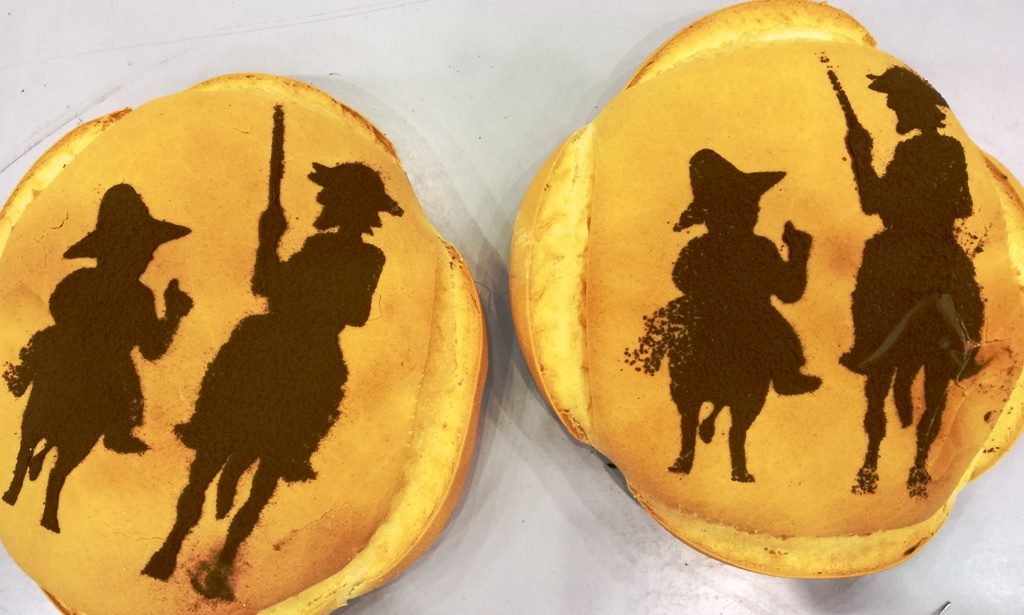 Dos de los panes elaborados por los horneros en el stand de Gastrónoma. El Quijote no podía faltar. Letras y pan.