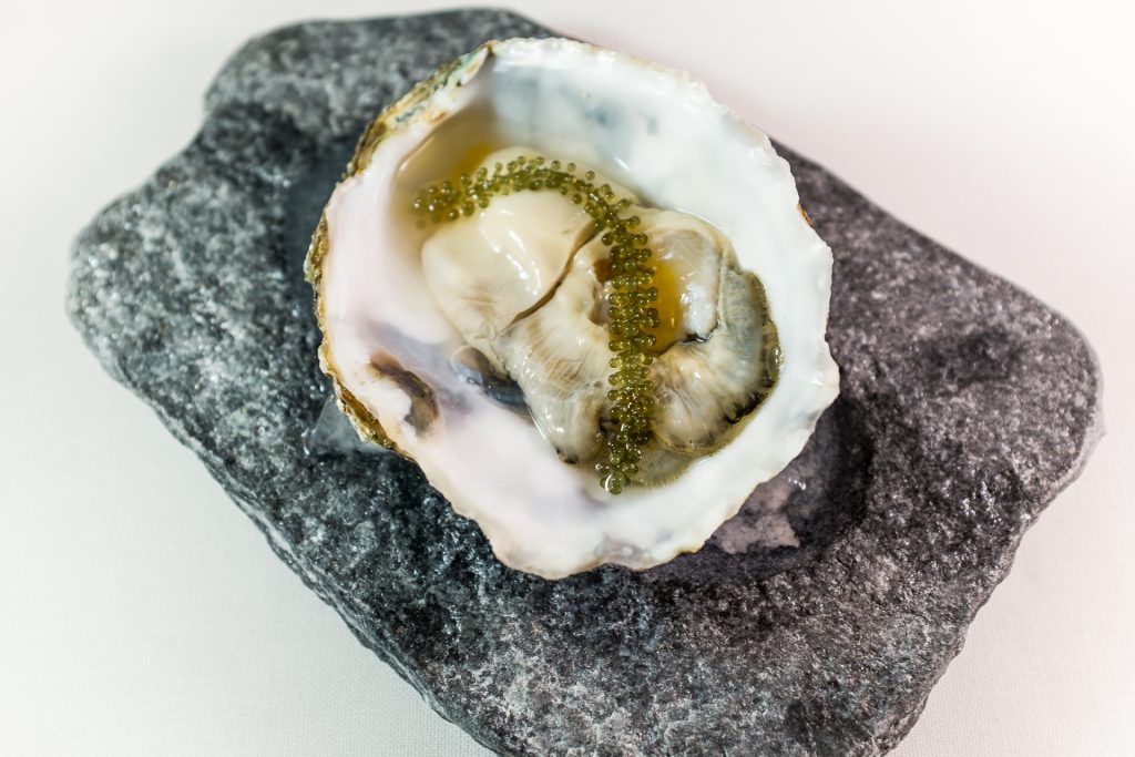 LA OSTRA DE LIENZO. Con agua de Valencia y uva de Mar. Una versión interesante de María José Martínez. (Foto cortesía de Lienzo)