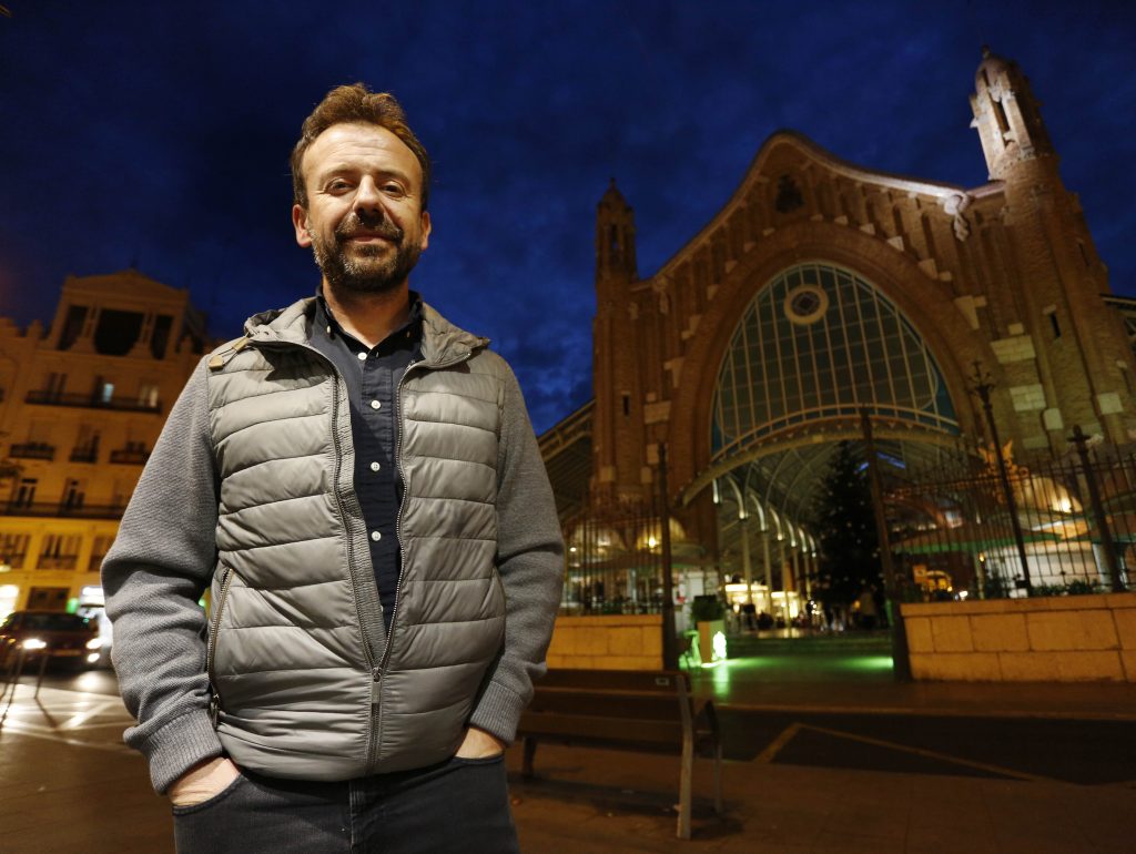 Comunidad Valenciana.Valencia.27/11/2017.El chef Nacho Manzano en el mercado de Colón.Fotografía de Jesus Signes.