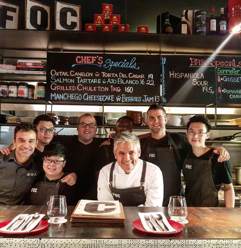 Imagen facilitada por el propio Vicente. Él y todo el equipo, en Singapur.
