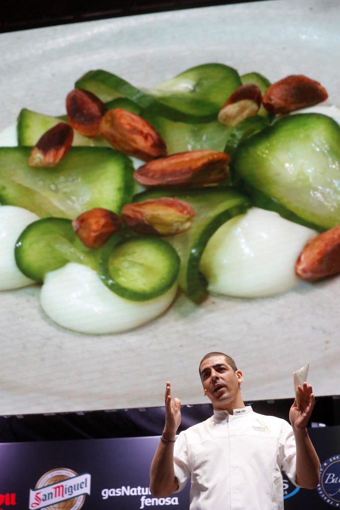 El chef israelí Yossi Shitrit (Mashya, Israel) presenta transgresión vegetal mientras elabora una de sus creaciones en la XVI edición de la cumbre gastronómica internacional Madrid Fusión, que cierra hoy con la revolución culinaria de Tel Aviv y Rusia, la elección del Cocinero Revelación 2017, la cocina azul de Rodrigo de la Calle (El Invernadero, Madrid) y la nueva relación entre cocina y bodega de Mugaritz (San Sebastián). EFE/ Juan Carlos Hidalgo