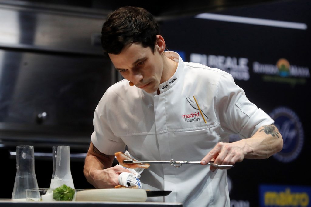 El chef israelí Moti Titman (Milgo & Mil Bar, Israel) elabora una de sus creaciones en la XVI edición de la cumbre gastronómica internacional Madrid Fusión, que cierra hoy con la revolución culinaria de Tel Aviv y Rusia, la elección del Cocinero Revelación 2017, la cocina azul de Rodrigo de la Calle (El Invernadero, Madrid) y la nueva relación entre cocina y bodega de Mugaritz (San Sebastián). EFE/ Juan Carlos Hidalgo