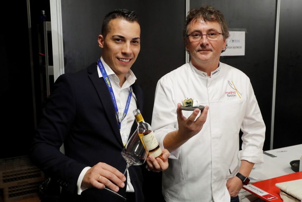 GRAF6279. MADRID, 24/01/2018.- El chef donostiarra Andoni Luis Aduriz (d), y su compañero zaragozano Guillermo Cruz, ambos del restaurante Mugaritz en Rentería, presentan "Armonías inversas", mientras muestran una de sus creaciones en la XVI edición de la cumbre gastronómica internacional Madrid Fusión, que cierra hoy con la revolución culinaria de Tel Aviv y Rusia, la elección del Cocinero Revelación 2017, la cocina azul de Rodrigo de la Calle (El Invernadero, Madrid) y la nueva relación entre cocina y bodega de Mugaritz (San Sebastián). EFE/ Juan Carlos Hidalgo