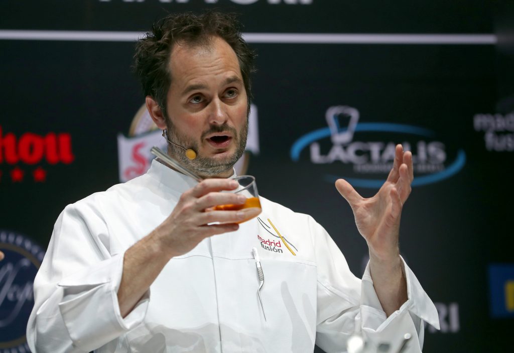 El chef Alexandre Couillon de La Marine (Francia), durante su ponencia El Chef de las Mareas. EFE/J.J. Guillén