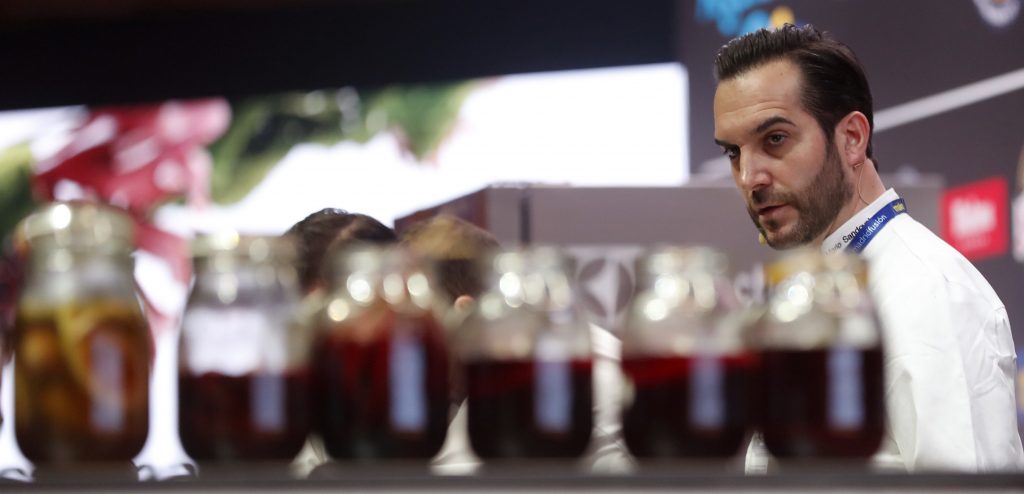 GRA046. MADRID, 23/01/2017.- El cocinero Mario Sandoval, del restaurante Coque, durante su ponencia "Alimentos Vivos" en la jornada inaugural de la XV edición de Madrid Fusión, el certamen gastronómico que convierte a Madrid durante tres días en la capital mundial de la cocina. EFE/Javier Lizón