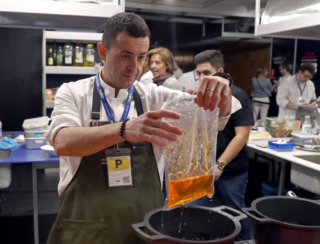 GRAF5613. MADRID, 23/01/2018.- El chef Richard Camarena, durante su ponencia Nuevas salsas clásicas de jugos esenciales, en la segunda jornada de Madrid Fusión celebrada hoy. EFE/J.J. Guillén