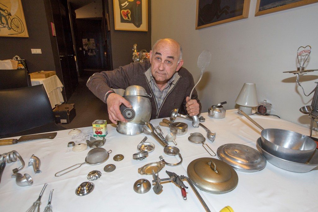 Comunidad Valenciana Valencia 13/01/2018. ESCULTOR QUE UTILIZA MATERIAL DE COCINA RECICLADO. EN EL RTE JOAQUIN SCHMIDT. Fotografia de Manuel Molines.