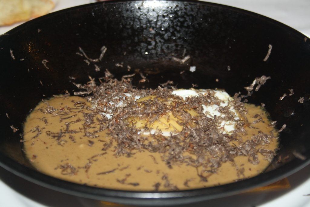 Unos huevos con salsa de boletus y trufa de Viridiana. Una joya... de la que ya te hablaré.