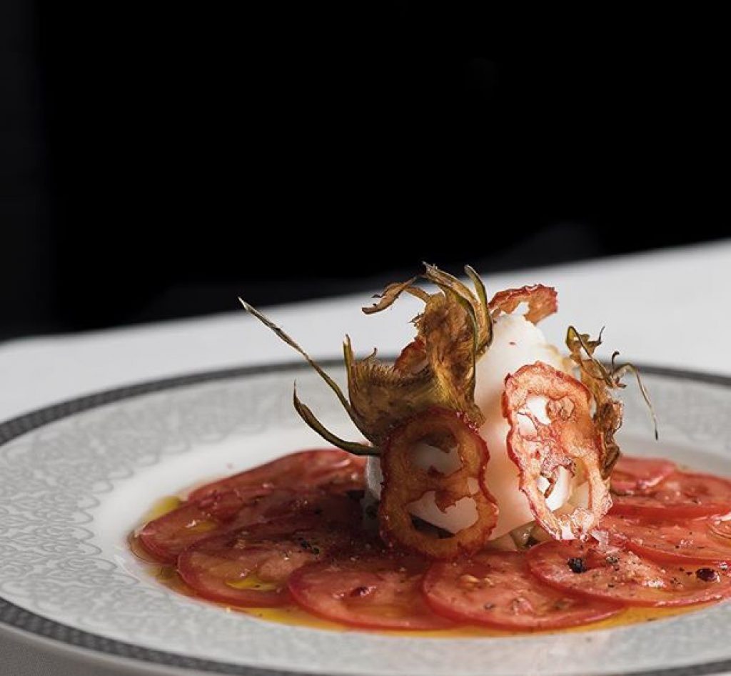 tronco-bacalao-aado-chips-de-tomate-y-alcachofa