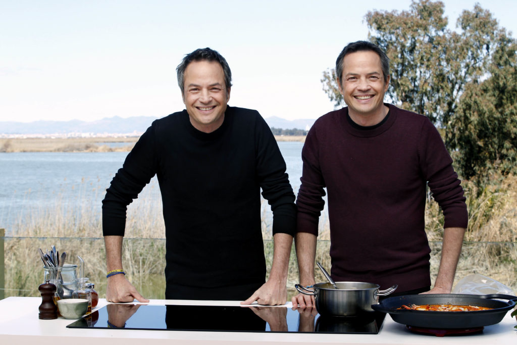 Comunitat Valenciana. Valencia. Valencia 07-03-2018. Los hermanos Torres, cocineros, gravan su programa de cocina en El Palmar. Fotografía de Irene Marsilla.