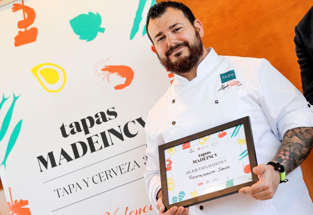 Alejandro Platero, cocinero del restaurante Saor, con el premio a la mejor tapa, tras el concurso para escoger la "Mejor Tapa MadeinCV" EFE/Manuel Bruque
