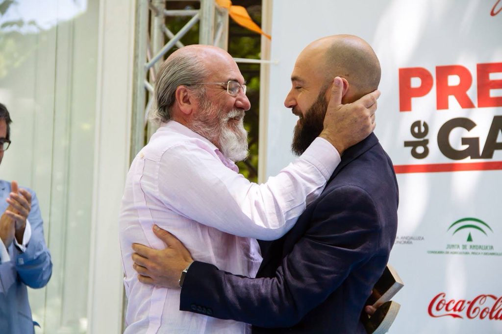 Fernando Huidobro abraza a Juan Ruiz, emocionado. La fotografía es prestada por el propio premiado. 