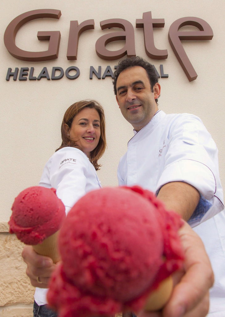 Fotografía facilitada por el Obrador Gratte de Fernando Sáenz Duarte y su mujer, Angelines González, que han elevado el helado artesanal a la categoría de alta gastronomía, con creaciones como el lingote helado de dulce de higo y mantequilla de café o el sorbete de racima de graciano. Desde su pequeño Obrador Gratte en Viana (Navarra), ambos elaboran con ingredientes naturales helados que se sirven en los mejores restaurantes del país.EFE