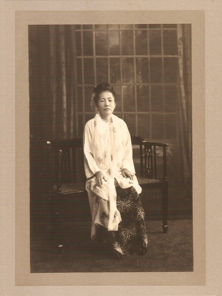 ma-khin-joven-sentada-900x1200