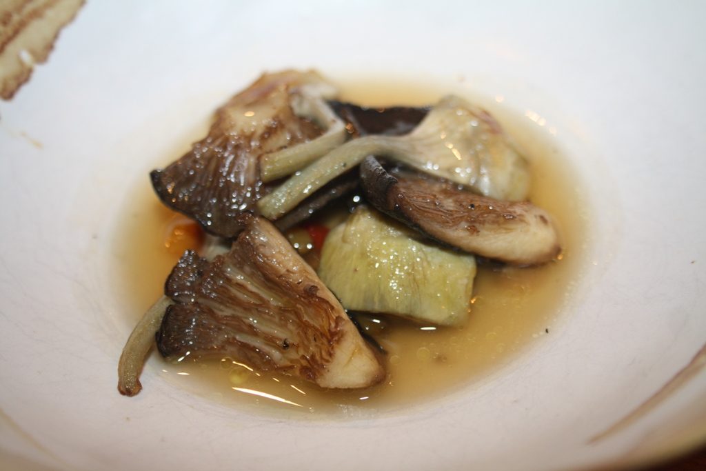 16-alcachofas-setas-de-cardo-negro-pimientos-verde-rojo-y-amarillo-escalibados-con-bagna-cauda-murri