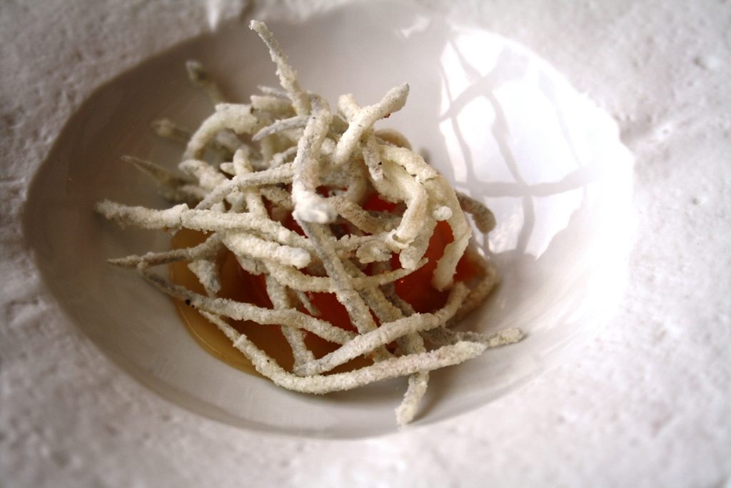24-angula-frita-yema-encurtida-y-caldo-de-jamon