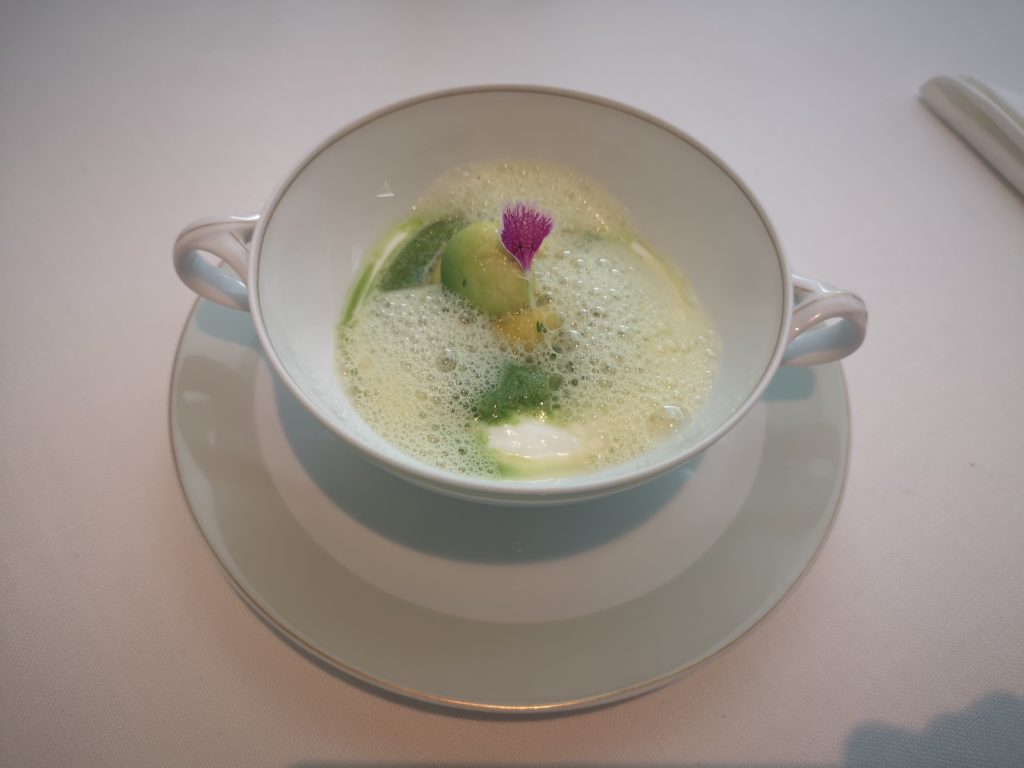 Postre Riff. Pña, aguacate, hierbabuena.