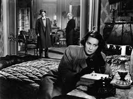 Alida Valli, con Joseph Cotten al fondo, en plano horizontal.